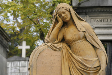 pere lachaise cemetery paris © fovivafoto
