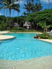 piscine et bungalows sous les tropics