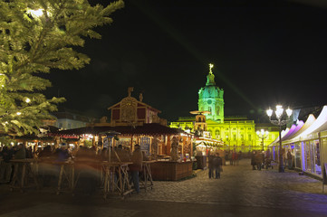 Obraz premium Weihnachtsmarkt vor dem Charlottenburger Schloss