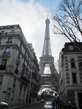 Tour Eiffel dans une rue de Paris, France.