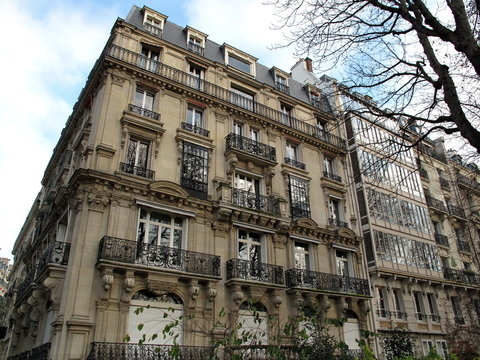 Immeuble parisien, Ciel bleu, Paris, France.