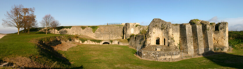Fototapeta na wymiar przegląd pozostałości średniowiecznego zamku Blaye