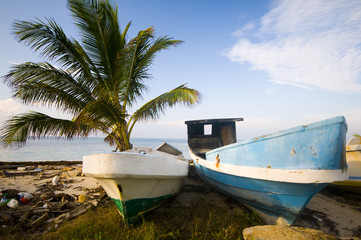 Fototapeta na wymiar Łodzie rybackie na brzegu Morzu Karaibskim