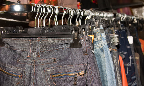 cintres de jeans &agrave; la mode
