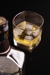 bouteille et verre de whisky