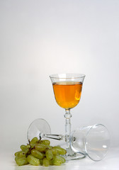 White wine and white grapes