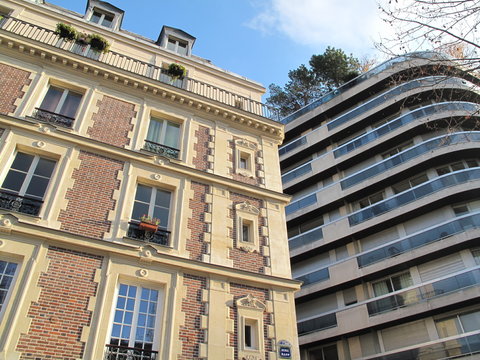 Immeubles anciens et modernes, Paris, France.