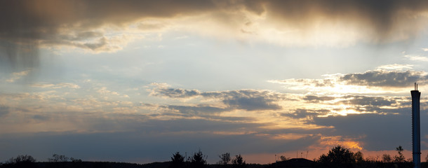 Fototapeta na wymiar Wieczór panorama niebo zachmurzone
