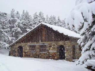 Refugio de montaña nevado