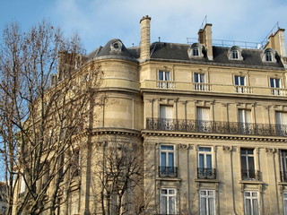 Immeuble de pierre haussmannien, Paris, France.