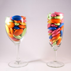deux verres et des bonbons colorés