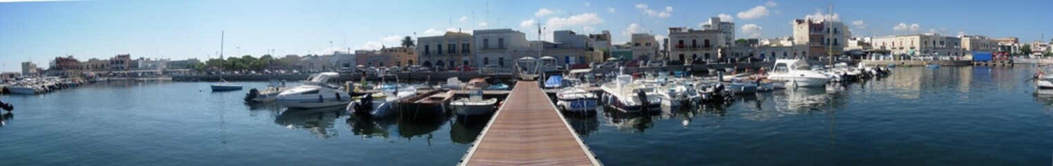 Panorama di mare con una bella passerella galleggiante del molo nel porto turistico di Santo...