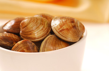 Cherrystone clams in a bowl