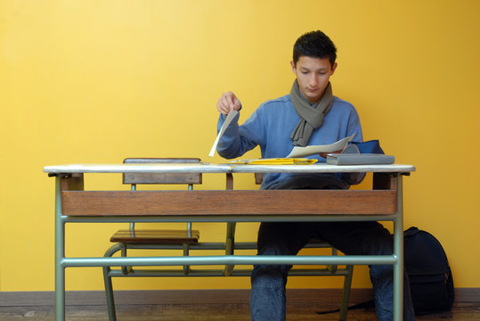 &eacute;l&egrave;ve &agrave; son bureau