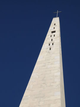 Torre de la iglesia de los sacramentinos de Madrid