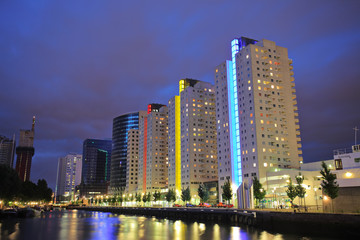 Obraz na płótnie Canvas Rotterdam skyline w nocy