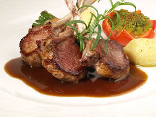 Lammkotelett mit Beilagen