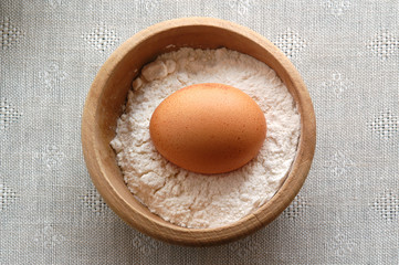 Uovo crudo nella farina