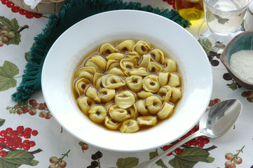 Cappelletti in brodo - Primi piatti - Ricette Emilia Romagna