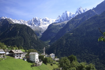 Fototapeta na wymiar Soglio z Bergell górach