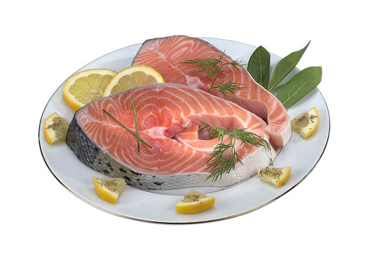 darnes de saumon cru dans une assiette