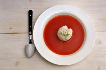 Tomatensuppe mit Reis und Löffel