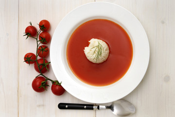 Tomatensuppe und frische Tomaten