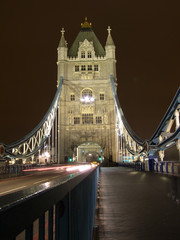 Auf der Tower Bridge in London