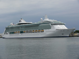 Passagierschiff "Jewel of the Seas" bei Warnemünde / Rostock