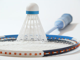 volant sur raquette de badminton