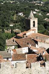 Fototapeta na wymiar Wieś i kościół Saint Michel de Grimaud