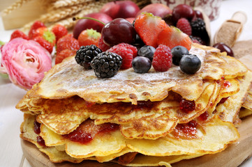 Pfannkuchen gestapelt mit Früchten