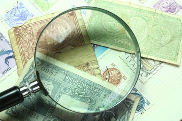 loupe et billets de banque