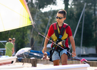 enfant se dirigeant vers son catamaran