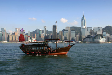 Naklejka premium Traditional Chinese junk in Hong Kong