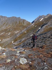 Naklejka premium randonneur au sommet du col agnel alpes