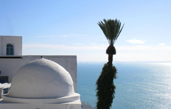 architecture arabe pr&egrave;s de la mer