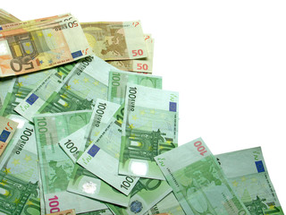 des billets de 50 et de 100 euros sur fond blanc