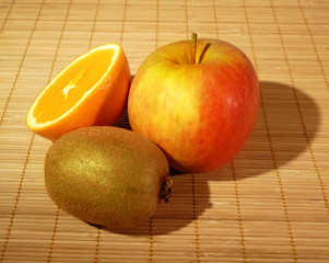 apfel, orange und kiwi