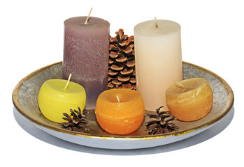 Piatto di candele e pigne