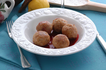 Canederli di ricotta su salsa di lamponi - Dolci del Trentino