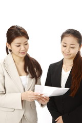 Obraz premium businesswoman reads documents