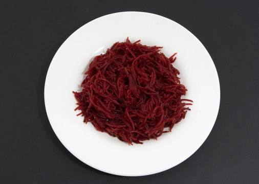Plato de remolacha en tiras