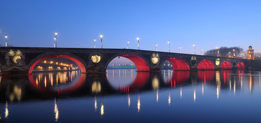 Le pont neuf illuminé à Toulouse