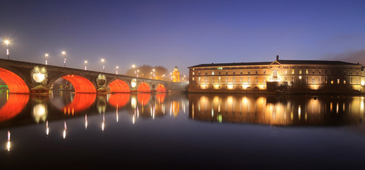 Fototapeta na wymiar Le pont neuf illuminé à Toulouse