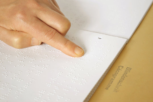Braille-Text mit Finger gelesen