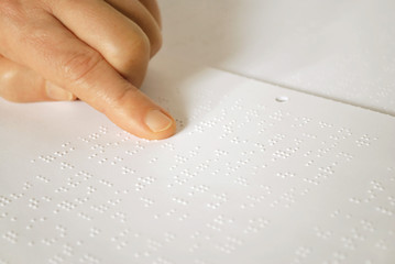 Braille-Text mit Finger gelesen
