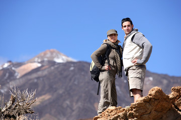 Jeune couple de randonneurs en montagne