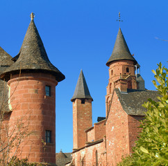 Fototapeta na wymiar Wieże i iglice Collonges-la-Rouge