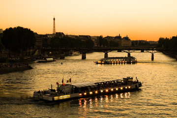 Bateaux mouches sur la Seine a Paris